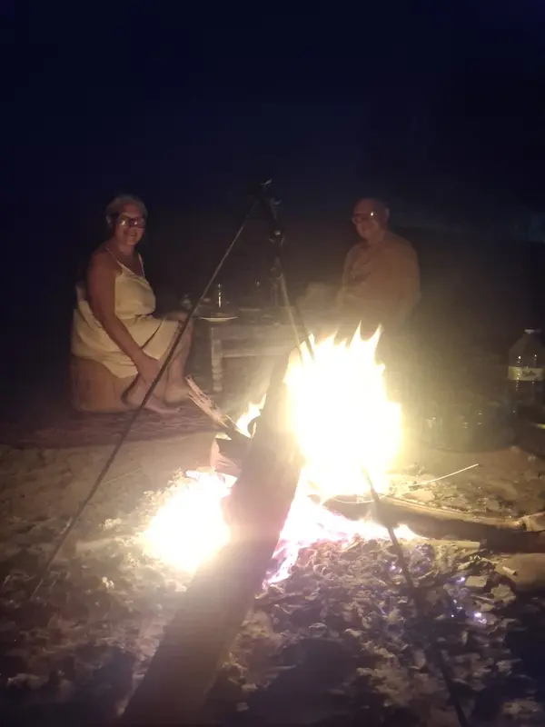 Feu de camp dans la nuit