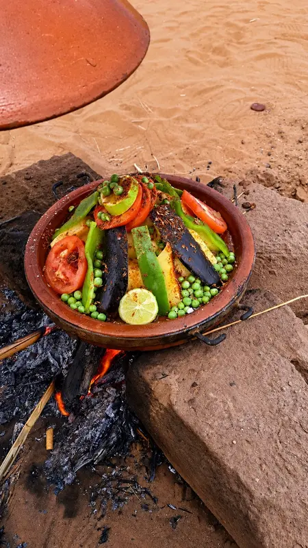 Tajine de légumes préparé au feu de bois